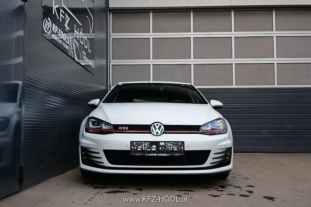 Volkswagen Golf GTI 2,0 TSI Performance Image 3